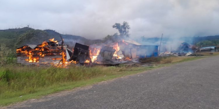KST Papua Bakar Rumah Dinas DPRD dan Kios Milik Warga
