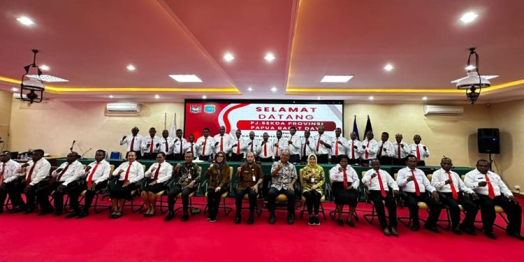 Resmi Serahkan 40 Kadistrik Sekolah Pamong Praja, Pj Sekda PBD: Jaga Kesehatan!