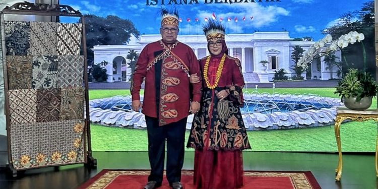 Berbalut Mahkota Papua, Pj Gubernur PBD-Ketua TP PKK Fashion Show di Istana Berbatik