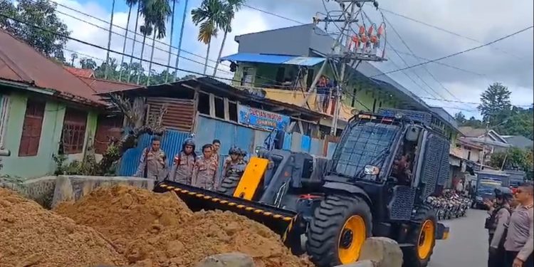 Polres Manokwari Kerahkan Bulldozer Buka Palang Akses ke Pasar Wosi