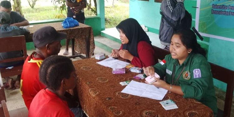 Gunakan Media Flash Card, UNIMUDA Sorong Berantas Buta Aksara di Kampung Warmon Kokoda
