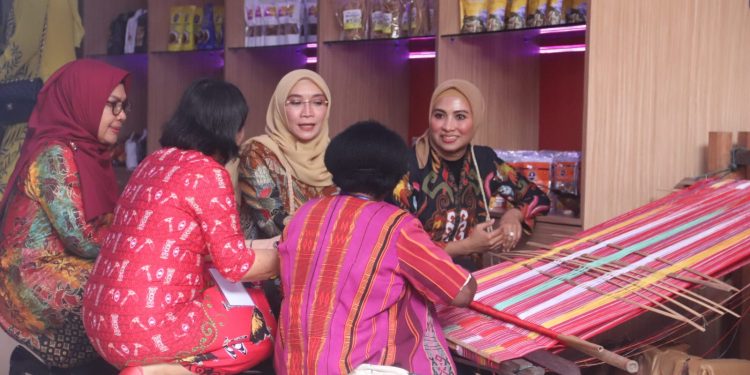 Resmikan Galeri Dekranasda Papua Barat Daya, Istri Wapres Wury Ma’ruf Amin Beli Kain Maybrat
