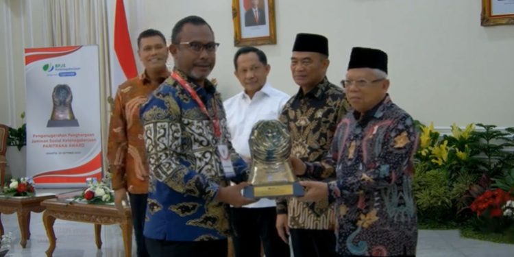 Jamin Perlindungan Sosial Aparat Kampung, Pemkab Raja Ampat Raih Penghargaan Paritrana Award