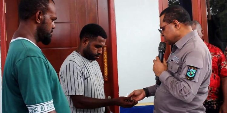 Menanti 5 Tahun Lamanya, 2 Warga di Sayosa Timur Akhirnya Terima Rumah Sosial