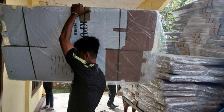 Ribuan Kotak Suara Tiba di Gudang Logistik KPU Kabupaten Sorong