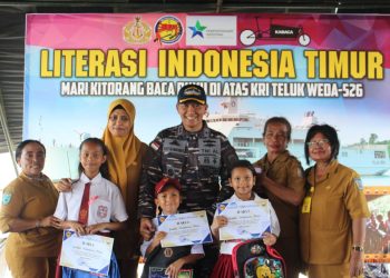 KRI Teluk Weda-526 Bantu Hapus Buta Aksara Warga  Daerah Pesisir