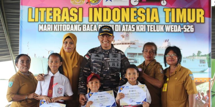 KRI Teluk Weda-526 Bantu Hapus Buta Aksara Warga Daerah Pesisir