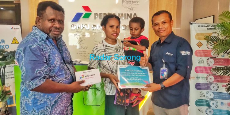 Peduli Balita Tanpa Anus, Pertamina Patra Niaga Papua Maluku Berikan Bantuan Uang Tunai Rp25 Juta