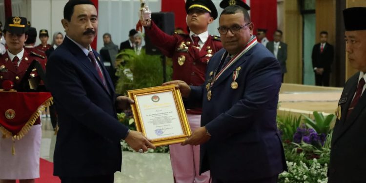 Pj Gubernur PBD Dianugerahi Tanda Penghargaan Kartika Pamong Praja Madya