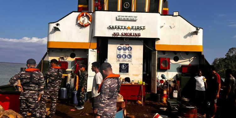 Kapal Bermuatan Batu Ciping 160 Ton Kandas di Pulau Terluar Indonesia