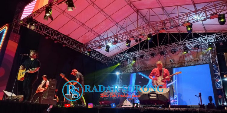 SuryaNation Hadirkan Band Padi , Warga ‘Tumpah’ di Alun-alun Aimas Kabupaten Sorong