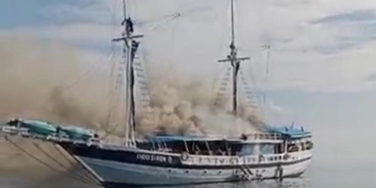 Kapal Pesiar Bawa Turis Terbakar di Perairan Raja Ampat