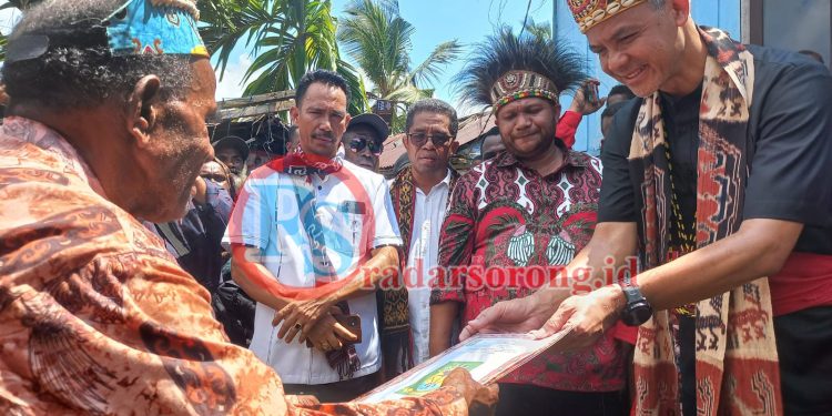 Di Kota Sorong, Papua Barat Daya, Capres Ganjar Prihatin dengan Kehidupan Masyarakat Kokoda