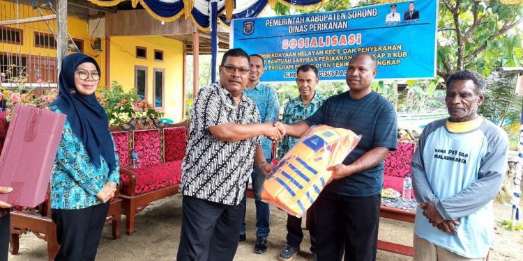 Berdayakan Nelayan OAP, Dinas Perikanan Salurkan Bantuan 8 Unit Perahu & Alat Tangkap Ikan