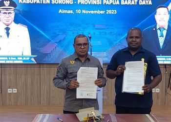 Pj Bupati Sorong Serahkan Hibah Dana Pilkada Rp 56,2 Miliar ke KPU
