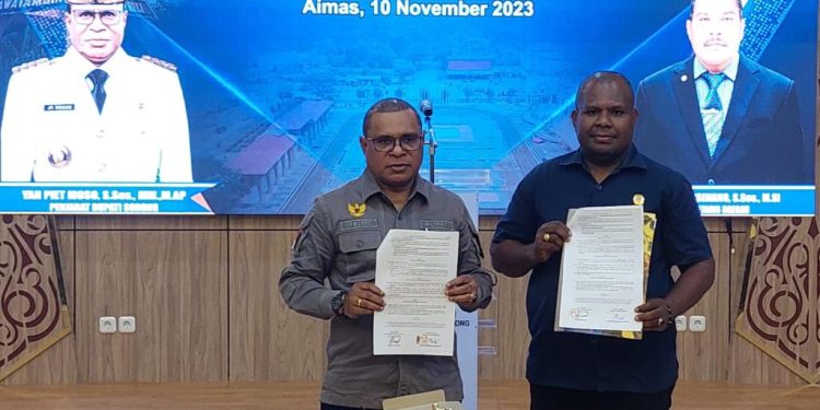 Pj Bupati Sorong Serahkan Hibah Dana Pilkada Rp 56,2 Miliar ke KPU