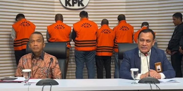 Jadi Tersangka Suap, Pj Bupati Sorong dan Kepala BPK Papua Barat Ditahan di Rutan KPK