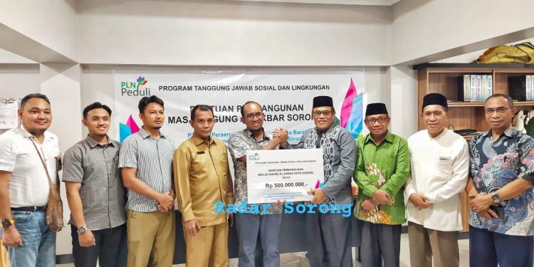 Dukung Pembangunan Masjid Raya Al-Akbar, PT PLN UIW Papua-Papua Barat Beri Bantuan Rp500 Juta