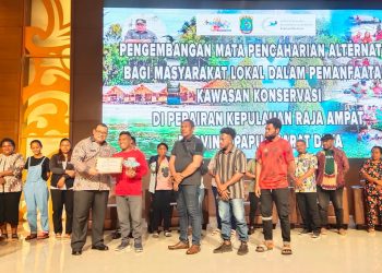 Pj Gubernur PBD Serahkan Bantuan Perlengkapan Pengembangan 35 Homestay di Raja Ampat