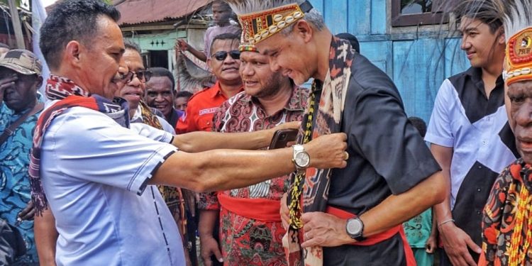 Kunjungan Capres Ganjar, Ketua IKF Lende Mere Kalungkan Selendang Tenun Sumba