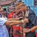 Kunjungan Capres Ganjar, Ketua IKF Lende Mere Kalungkan Selendang Tenun Sumba
