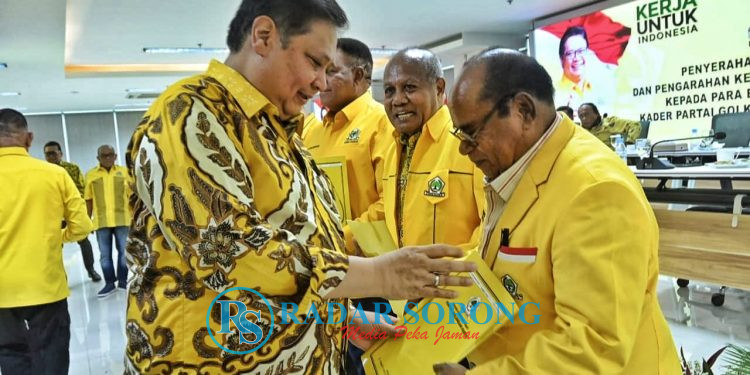 Terima Surat Tugas Dari Ketum Golkar, Lambert Dipercayakan Sebagai Calon Gubernur PBD 2024