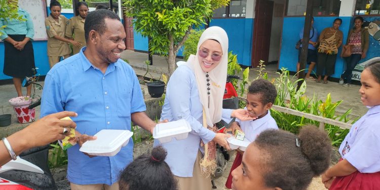 DPD Garindra Papua Barat Daya Bagikan 1.000 Paket Makanan dan Susu ke Anak-anak Sekolah