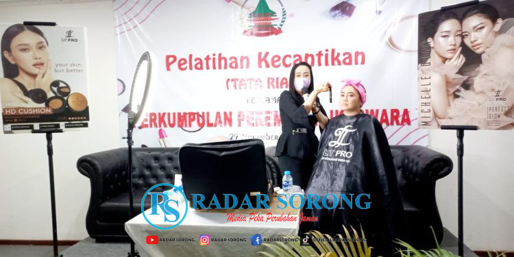 Agar Tampil Lebih Cantik, PP Ikaswara Gelar Pelatihan Tata Rias