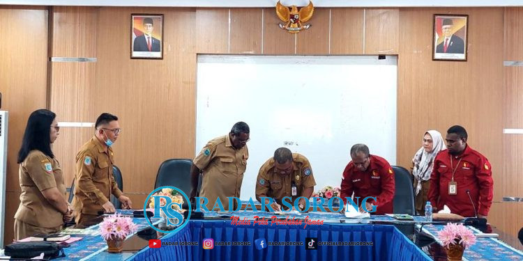 Pemkab Sorong Serahkan Hibah Rp 20 Miliar ke Bawaslu