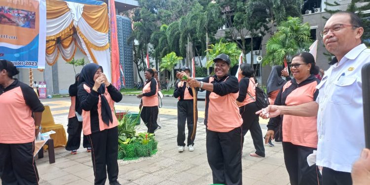 Dharma Wanita Distrik Sorong Raih Juara I Lomba Tangkap Belut