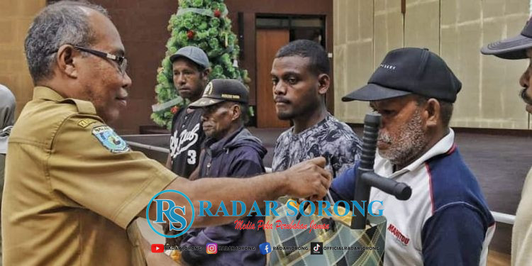 Tingkatan Pelayanan, Satpol PP Kota Sorong Serahkan Perlengkapan Linmas