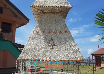 Pohon Natal Tertinggi dari Kulit Kerang di Doom Raih Rekor Muri