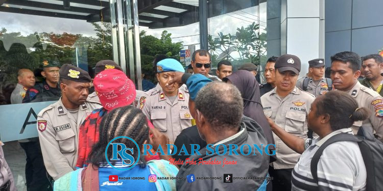 Pelantikan Anggota MRP Papua Barat Daya Didemo Masyarakat