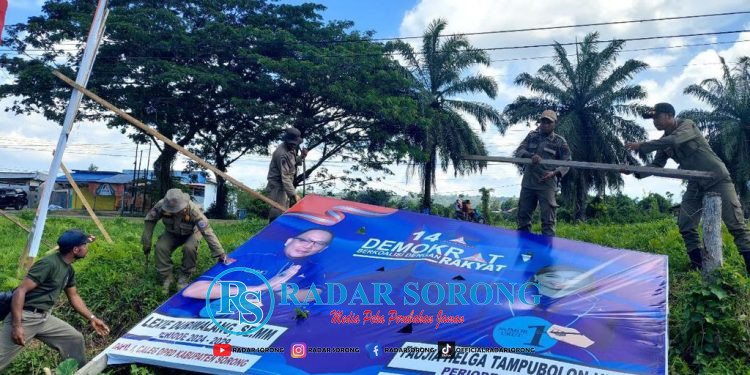 Melanggar Aturan, Puluhan Spanduk & Baliho Caleg Ditertibkan