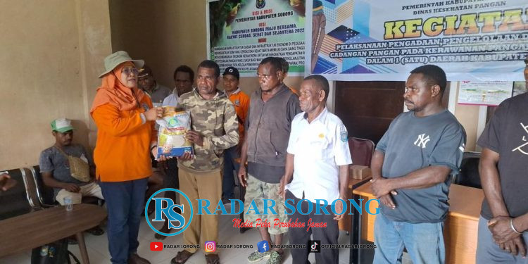 Dinas Ketahanan Pangan Kabupaten Sorong Salurkan 17,6 Ton Beras Premium di 4 Distrik