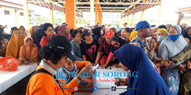 Ribuan Paket Sembako Murah Dinas Ketahanan Pangan Ludes di 3 Distrik
