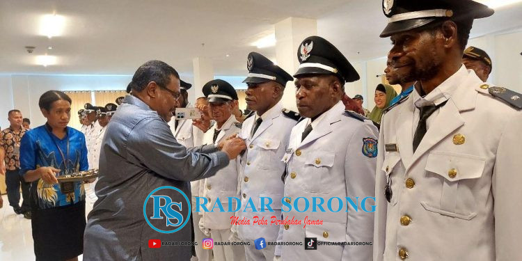 Lantik 18 Kepala Kampung di 8 Distrik, Berikut Pesan Plh Bupati Sorong
