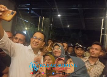 Tiba di Hotel Aston, Capres Anies dengan Sabar Layani Permintaan ber-Selfie Ria