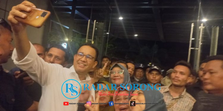 Tiba di Hotel Aston, Capres Anies dengan Sabar Layani Permintaan ber-Selfie Ria