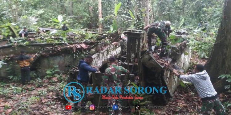 Kodim Tambrauw-Dinas Pariwisata Bersihkan 5 Tank Peninggalan PD II