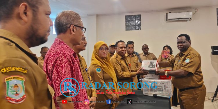 Tingkatkan Pelayanan, Disdukcapil PBD Serahkan Alat Perekaman E-KTP & Komputer