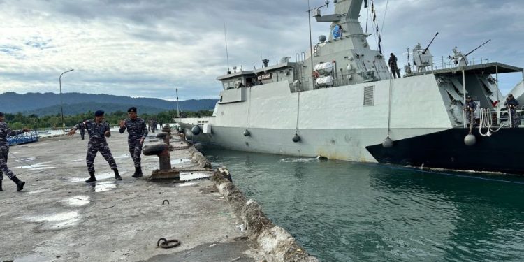 Pj Gubernur dan Masyarakat Papua Tengah Sambut Hangat Kehadiran KRI Panah