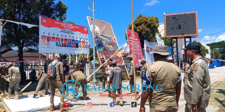 Bawaslu dan Satpol PP Tertibkan Alat Peraga Kampanye di  Jalan Protokol Aimas dan Mariat