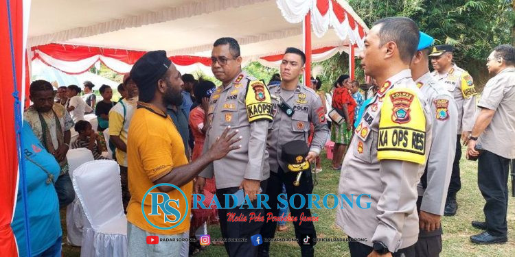 Sambangi Warga Eksodus, Kapolda Serap Aspirasi dan Serahkan Bantuan Sembako