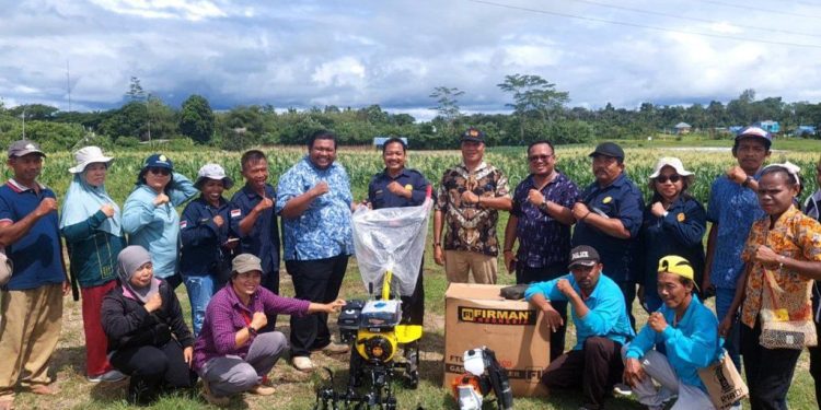 Serahkan Bantuan Alat Pertanian, Pemprov PBD Dorong Pemanfaatan Lahan Tidur