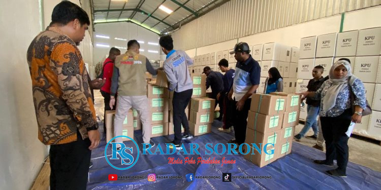 KPU Papua Barat Daya Bongkar 3 Kontainer Surat Suara