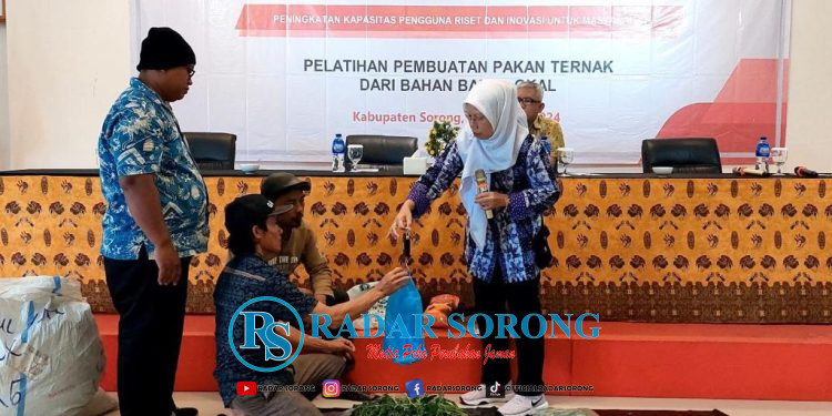 Gunakan Bahan Lokal, Komisi VII DPR RI – BRIN Latih Peternak Olah Pakan Organik