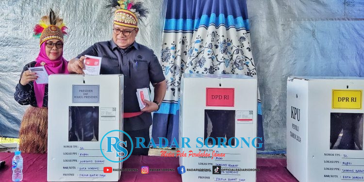 Coblos di TPS 32, Pj Gubernur PBD: Ini Hari Kasih Sayang dan Hari Kasih Suara!