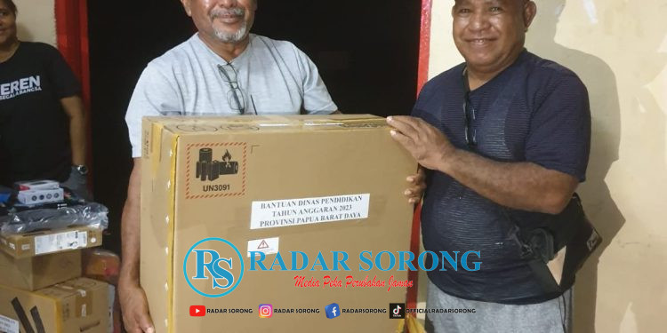 Pemprov PBD Bantu Sekolah Terluar Berupa Komputer, Laptop Dan Printer
