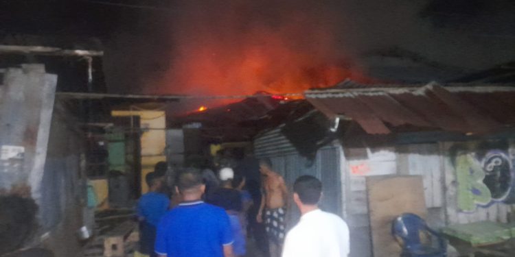 6 Rumah Kontrakan Hangus Terbakar, Diduga Akibat Masak Miras